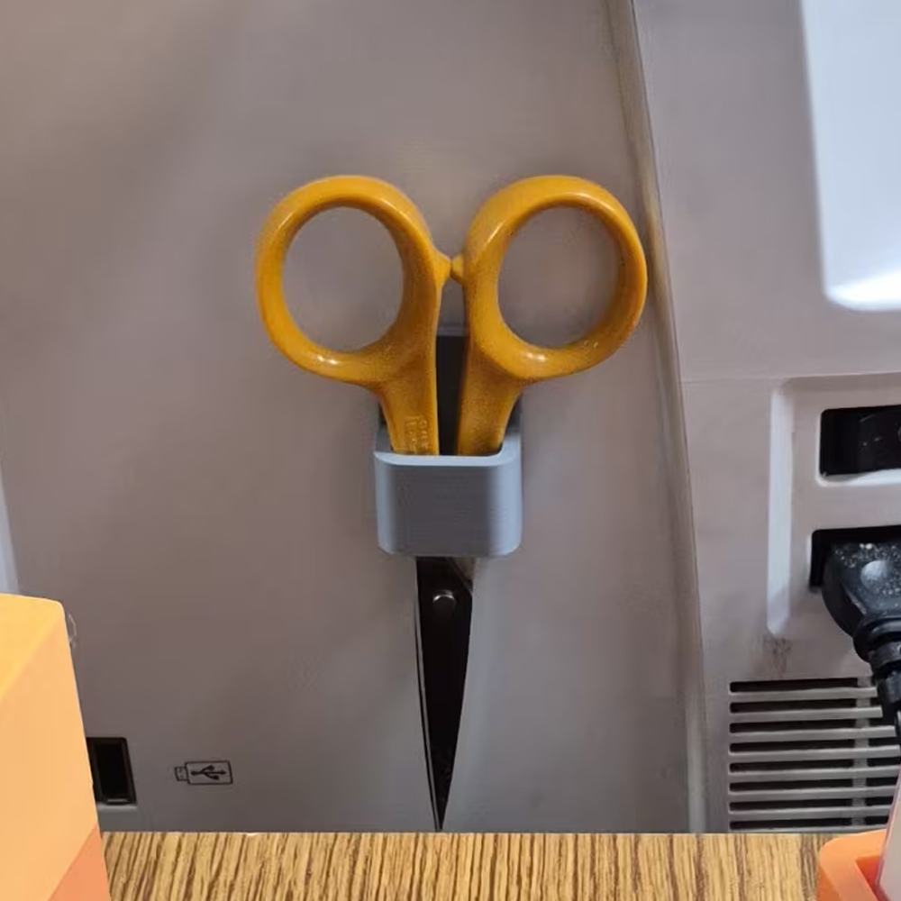 Seam Ripper Tool - ミシン用はさみ収納ボックスは、はさみ、ピンセット、縫い目切りり器を収納できる実用的な裁縫道具オーガナイザーで、コンパクトで頑丈なデザインで、裁縫用品の収納に適しています。